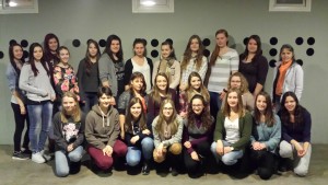 Dialog im Dunkeln Gruppenbild mit Lehrerin