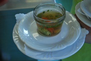 Klare Suppe mit Bärlauchnockerl